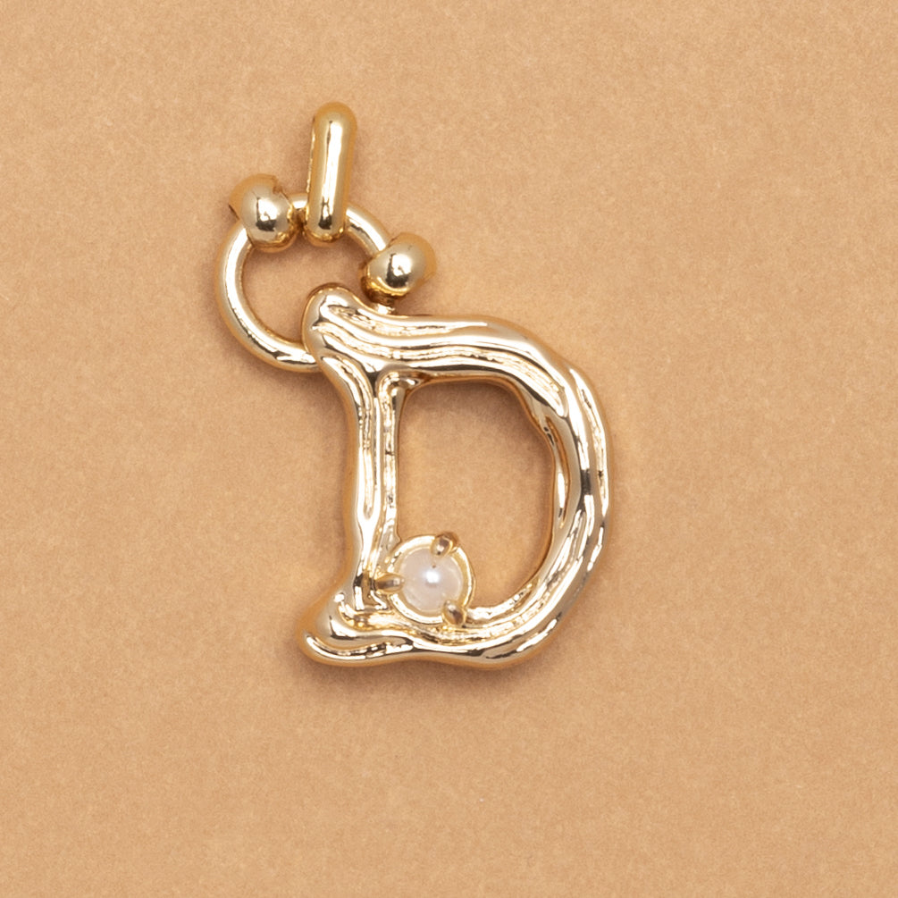 CHARM ALPHABET AND PEARL "D"(SMALL SIZE)