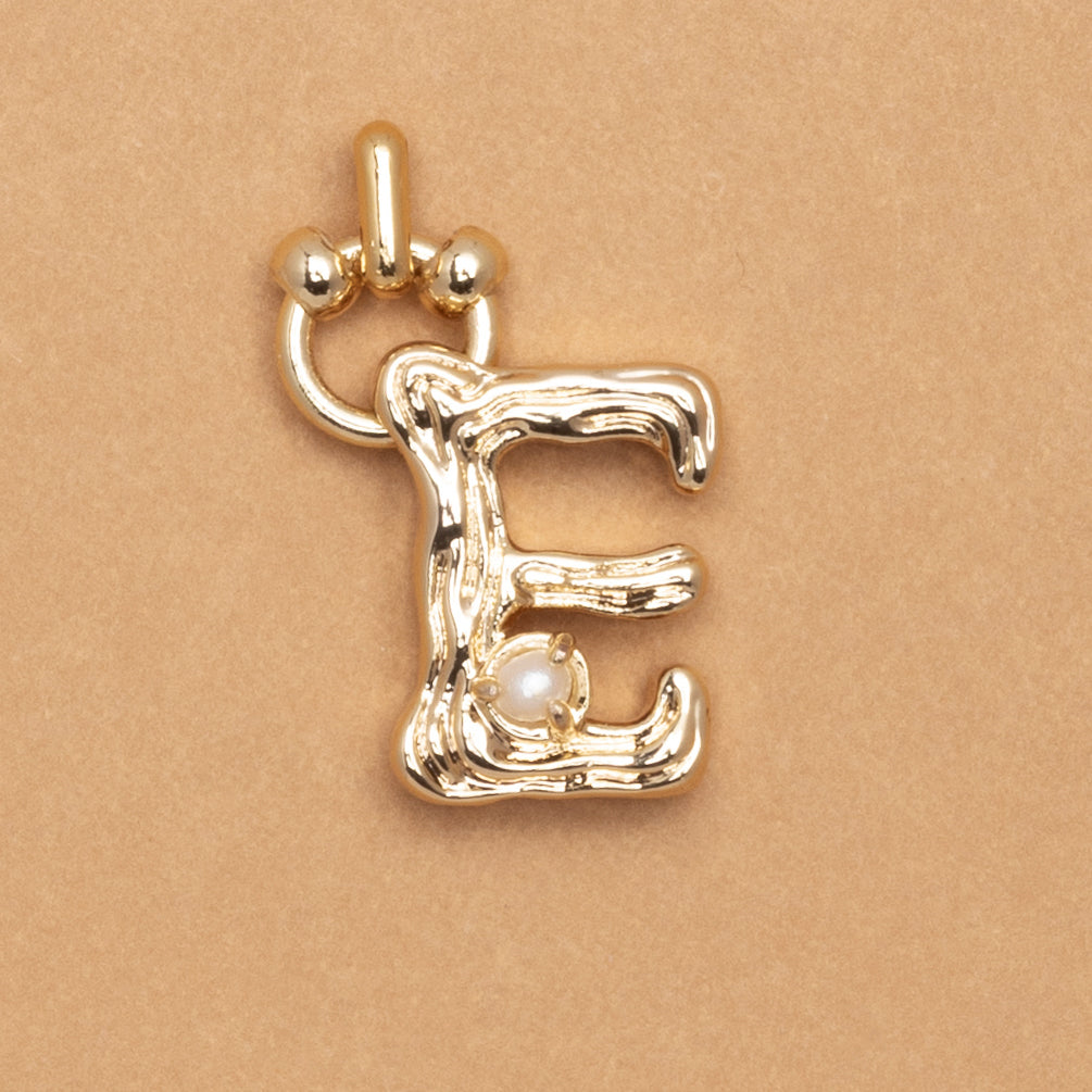 CHARM ALPHABET AND PEARL "E"(SMALL SIZE)