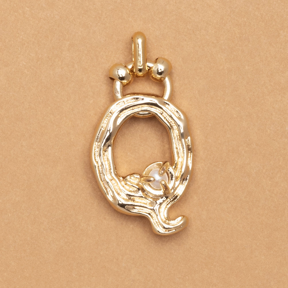 CHARM ALPHABET AND PEARL "Q"(SMALL SIZE)