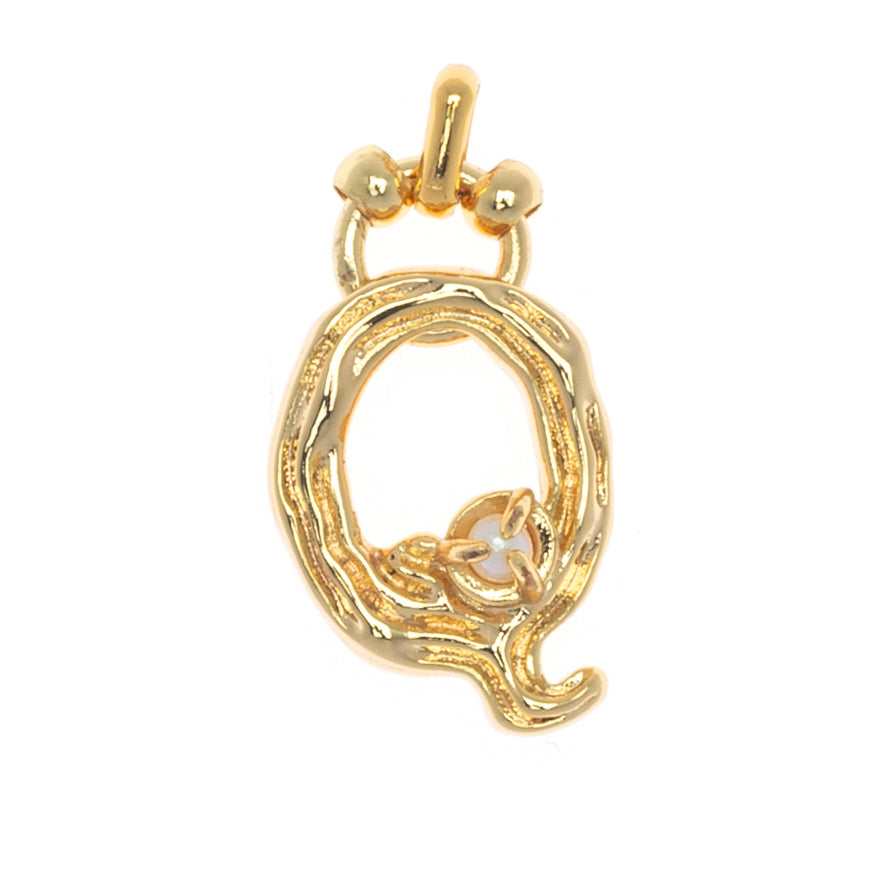 CHARM ALPHABET AND PEARL "Q"(SMALL SIZE)