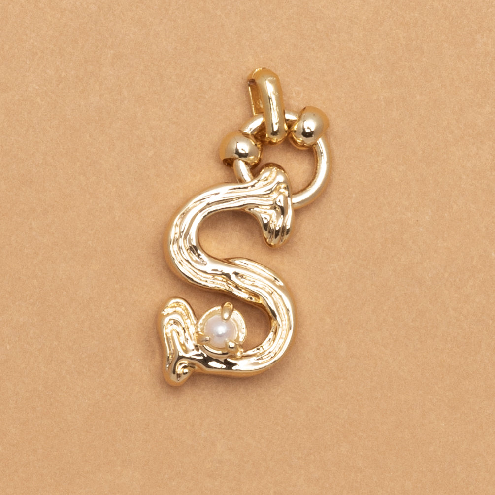 CHARM ALPHABET AND PEARL "S"(SMALL SIZE)