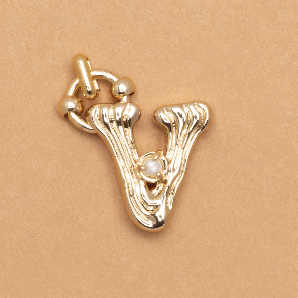 CHARM ALPHABET AND PEARL "V"(SMALL SIZE)