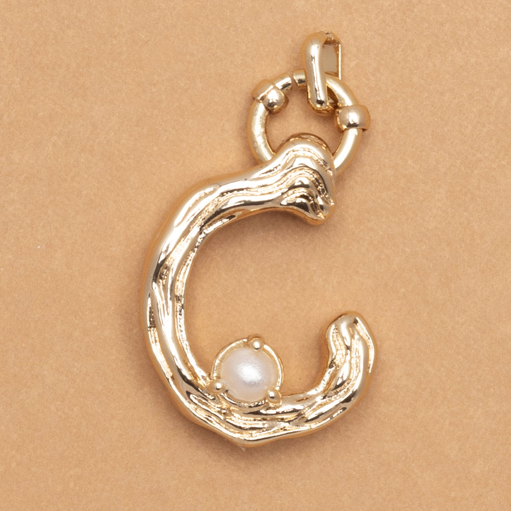 CHARM ALPHABET AND PEARL "C"(BIG SIZE)