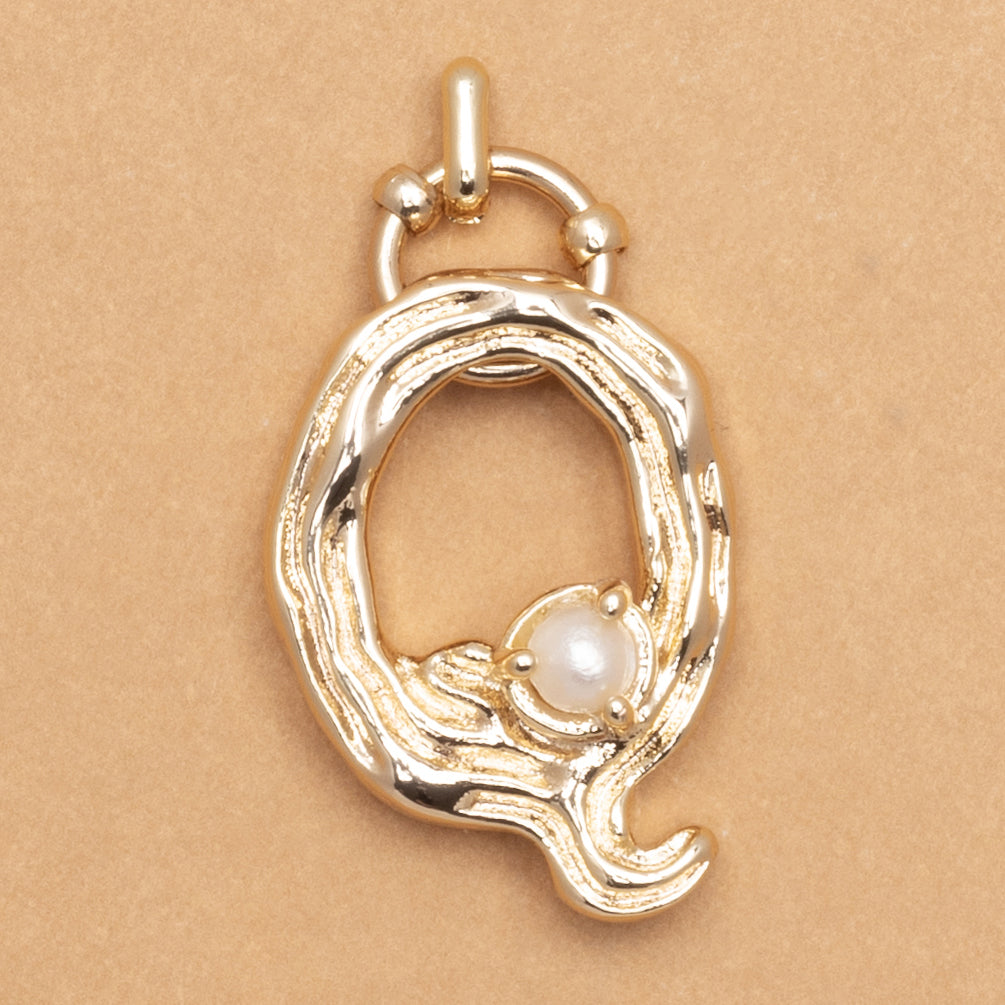 CHARM  ALPHABET AND PEARL "Q"(BIG SIZE)