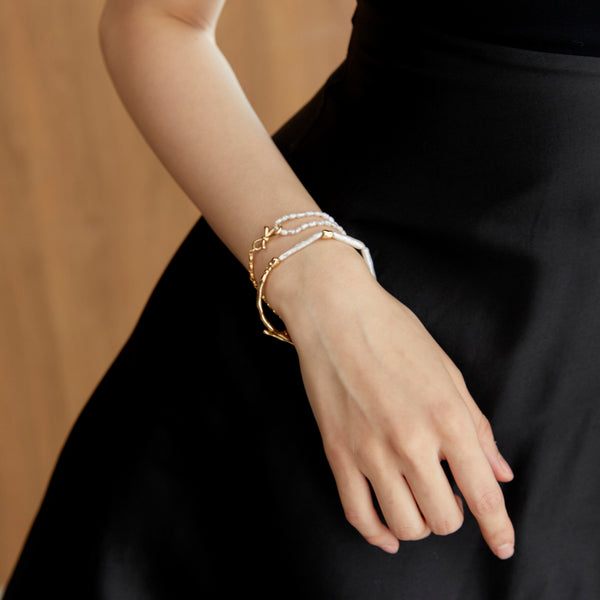 ASSYMETRICAL WHITE PEARL GOLD CHAIN BRACELET – Nakamol