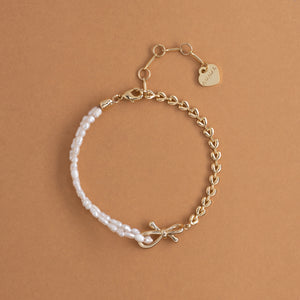 ASSYMETRICAL WHITE PEARL GOLD CHAIN BRACELET