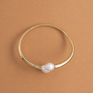 ELONGATED WHITE PEARL GOLD BANGLE