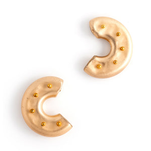 GOLDEN C-HOOK EARRINGS [FW24]