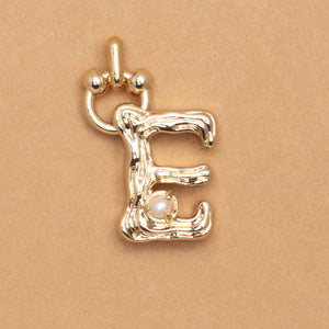 CHARM ALPHABET AND PEARL "E"(SMALL SIZE)