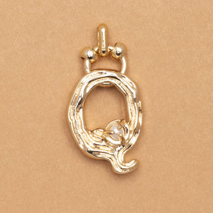 CHARM ALPHABET AND PEARL "Q"(SMALL SIZE)