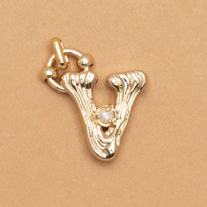 CHARM ALPHABET AND PEARL "V"(SMALL SIZE)