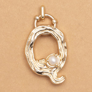 CHARM  ALPHABET AND PEARL "Q"(BIG SIZE)