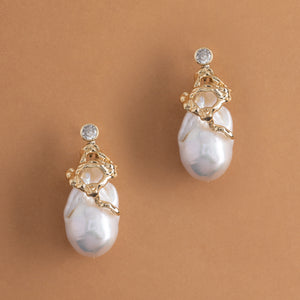 GEOMETRICAL PEARL STUD EARRINGS