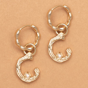 ALPHABET AND PEARL EARRINGS "C"