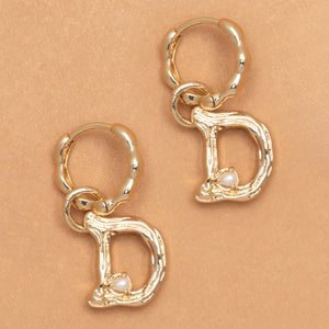 ALPHABET AND PEARL EARRINGS "D"