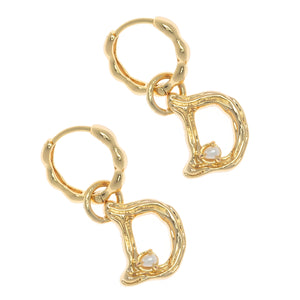 ALPHABET AND PEARL EARRINGS "D"