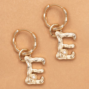 ALPHABET AND PEARL EARRINGS "E"