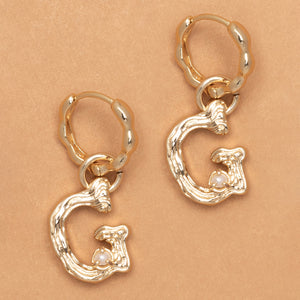 ALPHABET AND PEARL EARRINGS "G"