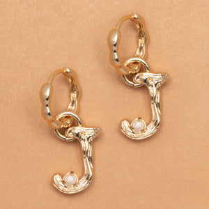 ALPHABET AND PEARL EARRINGS "J"