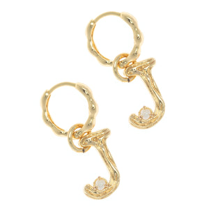 ALPHABET AND PEARL EARRINGS "J"