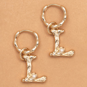 ALPHABET AND PEARL EARRINGS "L"
