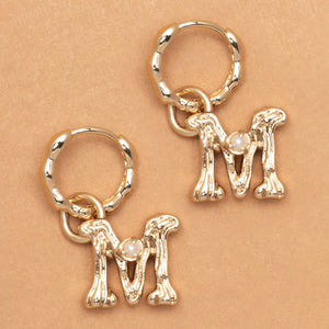 ALPHABET AND PEARL EARRINGS "M"