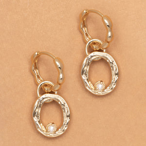 ALPHABET AND PEARL EARRINGS "O"