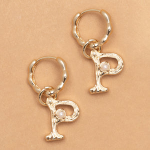 ALPHABET AND PEARL EARRINGS "P"