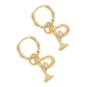ALPHABET AND PEARL EARRINGS "P"
