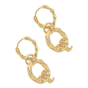 ALPHABET AND PEARL EARRINGS "Q"