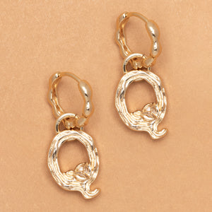 ALPHABET AND PEARL EARRINGS "Q"