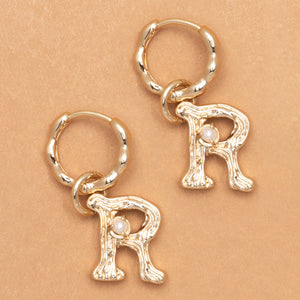 ALPHABET AND PEARL EARRINGS "R"