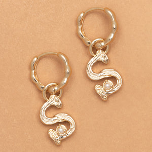 ALPHABET AND PEARL EARRINGS "S"