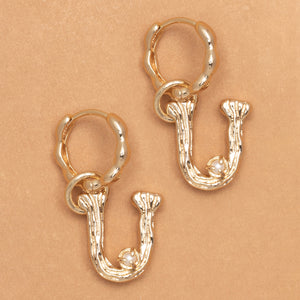 ALPHABET AND PEARL EARRINGS "U"