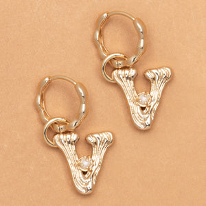 ALPHABET AND PEARL EARRINGS "V"