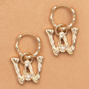 ALPHABET AND PEARL EARRINGS "W"