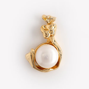 WHITE PEARL GOLD CRADLE EARRINGS