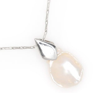 KESHI FLAT PEARL PENDANT NECKLACE