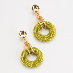ต่างหูห่วงห่อด้วยลูกปัดสีเขียวมะนาว